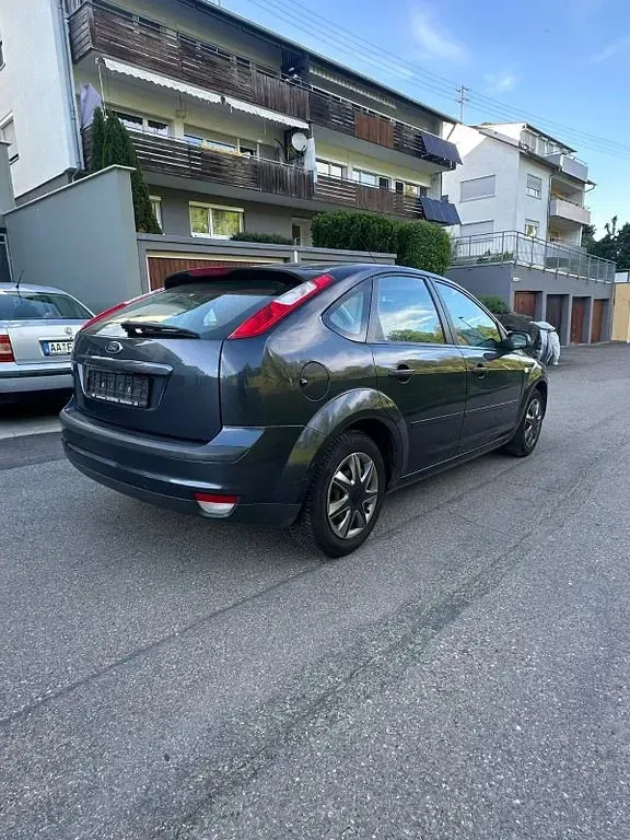 Begagnad Ford Focus Style 101 HK (74 kW) 2008 Grå Sedan