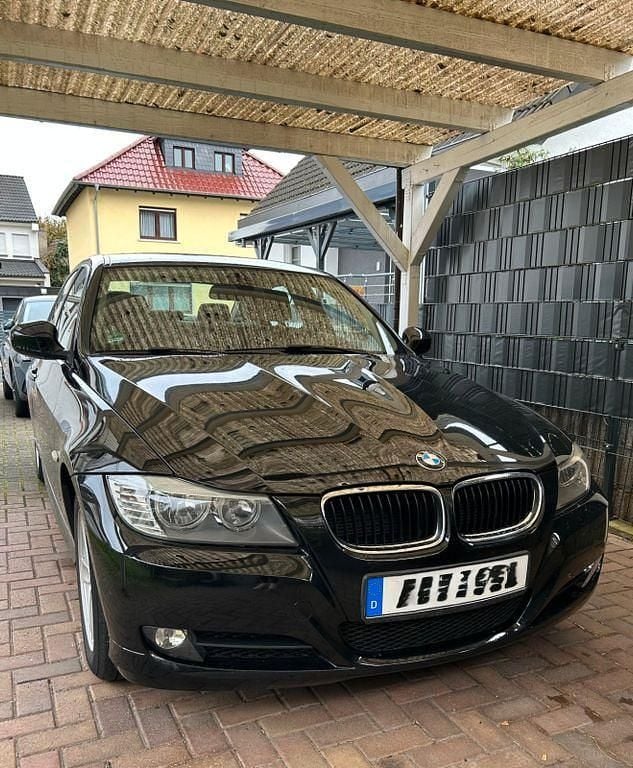 Schwarz Gebraucht 2011 BMW 318 Limousine | 6.000 € (Fairer Preis) - Bild 1/4