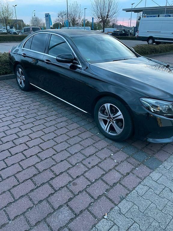 Schwarz Gebraucht 2016 Mercedes 220 Limousine | 20.500 € - Bild 1/4