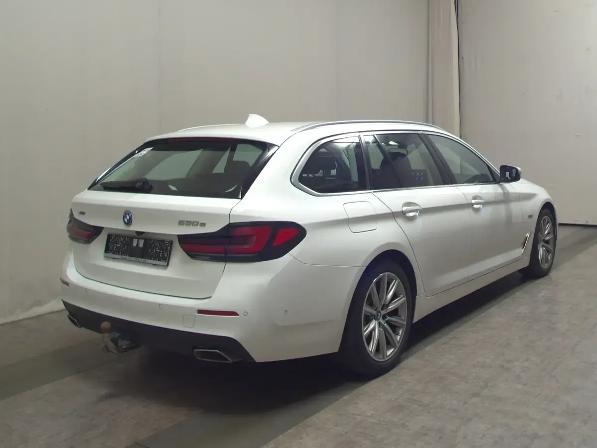 Gebraucht BMW 530e Sport Line 292 PS (214 kW) 2023 Hvid Kombi