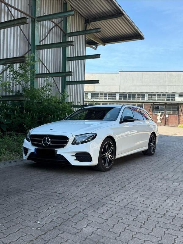Weiß Gebraucht 2018 Mercedes E220 AMG line Kombi | 24.750 € (Guter Preis) - Bild 1/4