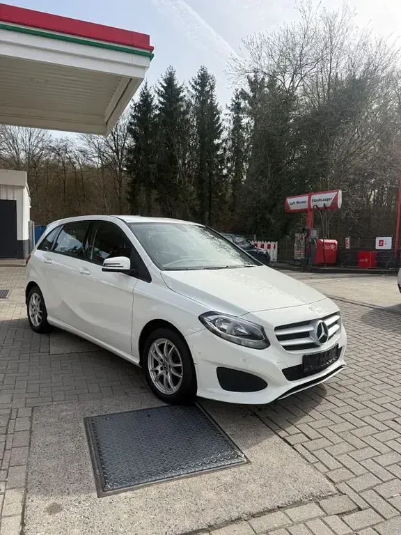 Gebraucht Mercedes B180 122 PS (89 kW) 2019 Weiß Van / Kleinbus
