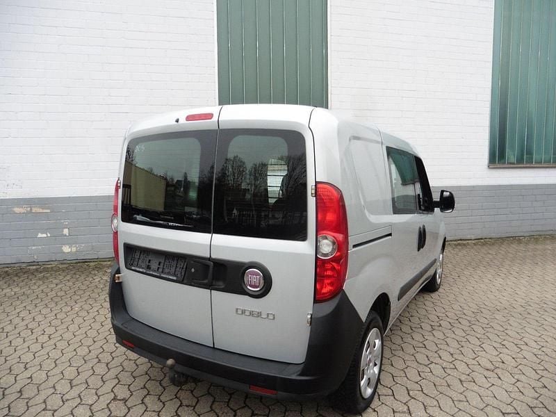 Gebraucht Fiat Doblò Basis 90 PS (66 kW) 2010 Silber Van / Kleinbus