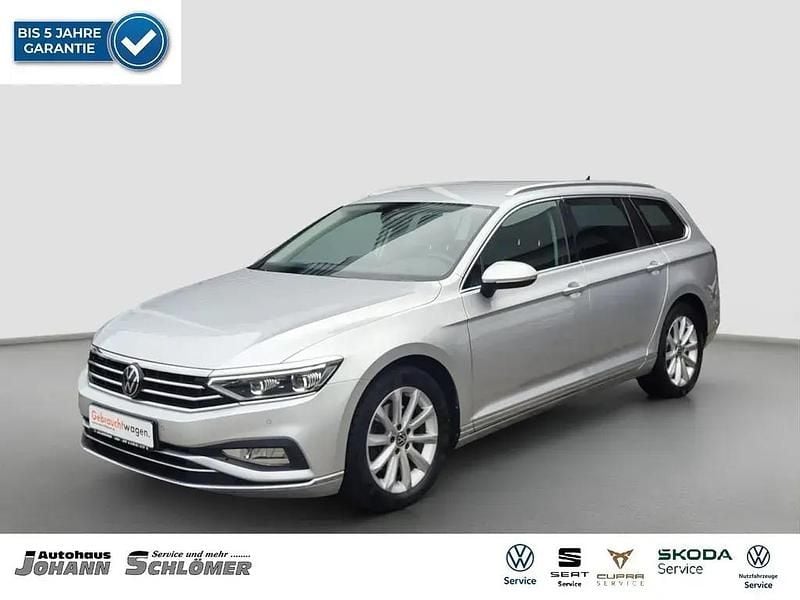 Silber Gebraucht 2021 VW Passat Elegance Kombi | 27.900 € (Teuer) - Bild 1/4