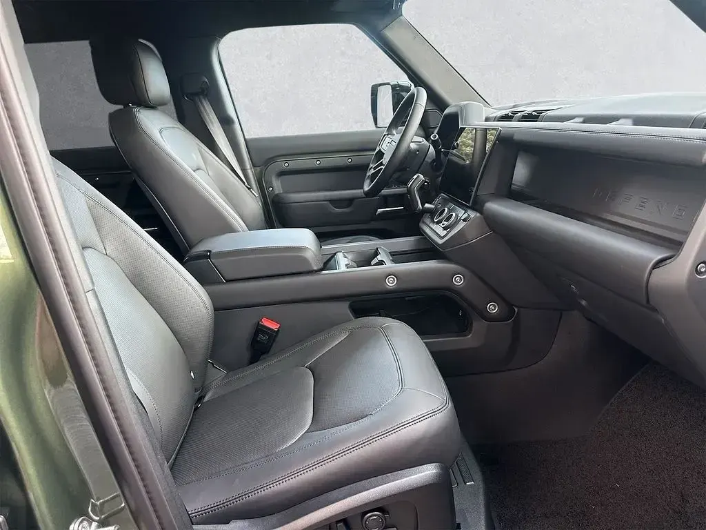 Gebraucht Land Rover Defender HSE Dynamic 349 PS (256 kW) 2026 Woolstone green SUV