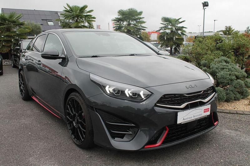 Grau Gebraucht 2022 Kia ProCeed GT Kleinwagen | 28.690 € (Etwas zu teuer) - Bild 1/4