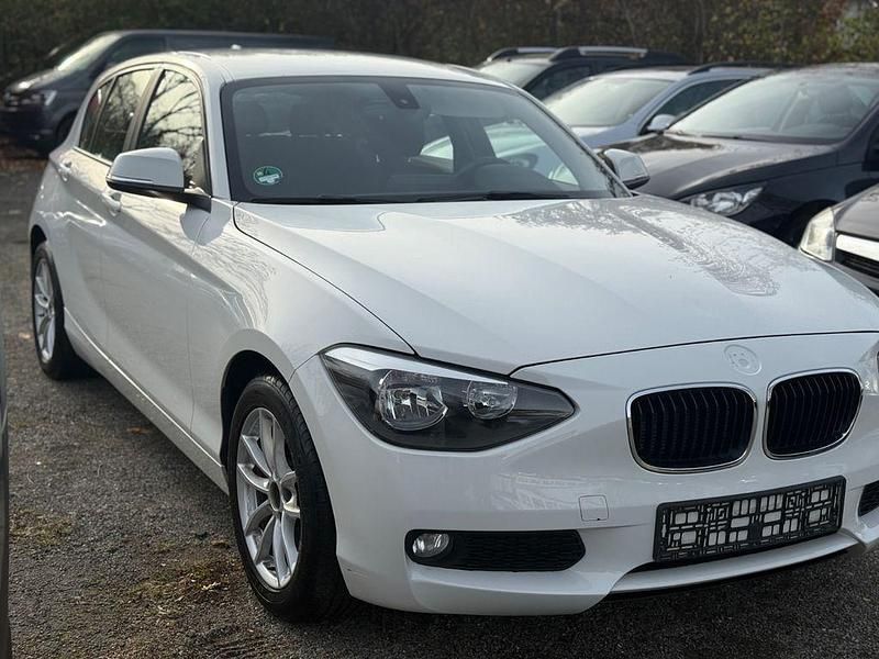 Weiß Gebraucht 2011 BMW 116 Sport Line Kleinwagen | 6.490 € (Fairer Preis) - Bild 1/4