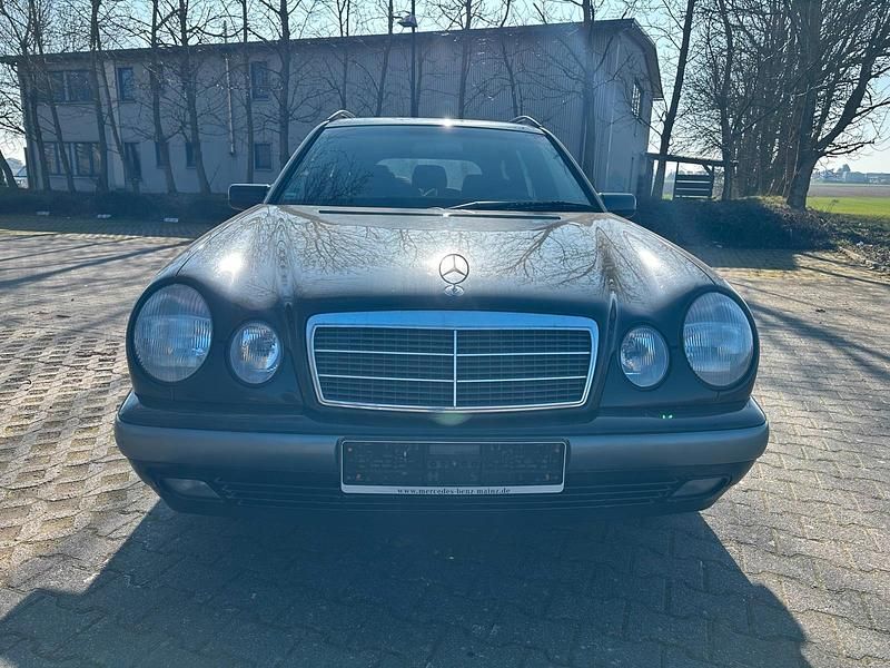 Gebraucht Mercedes E240 Avantgarde 170 PS (125 kW) 1999 Schwarz Kombi