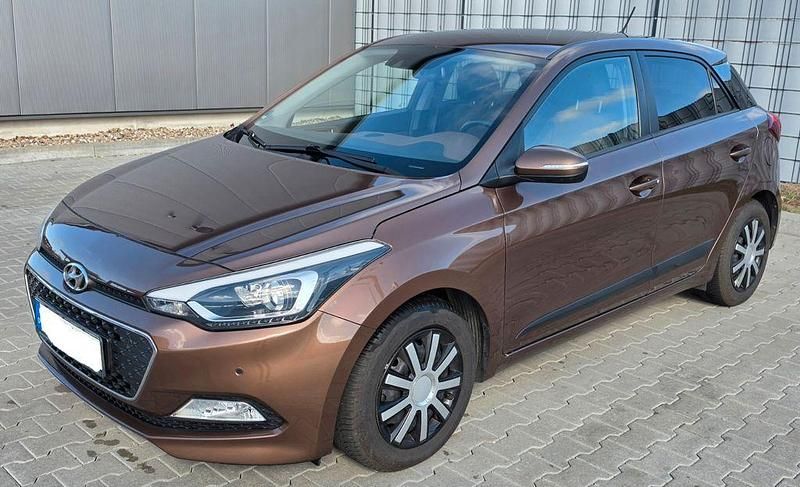 Gebraucht Hyundai i20 90 PS (66 kW) 2015 Braun Kleinwagen
