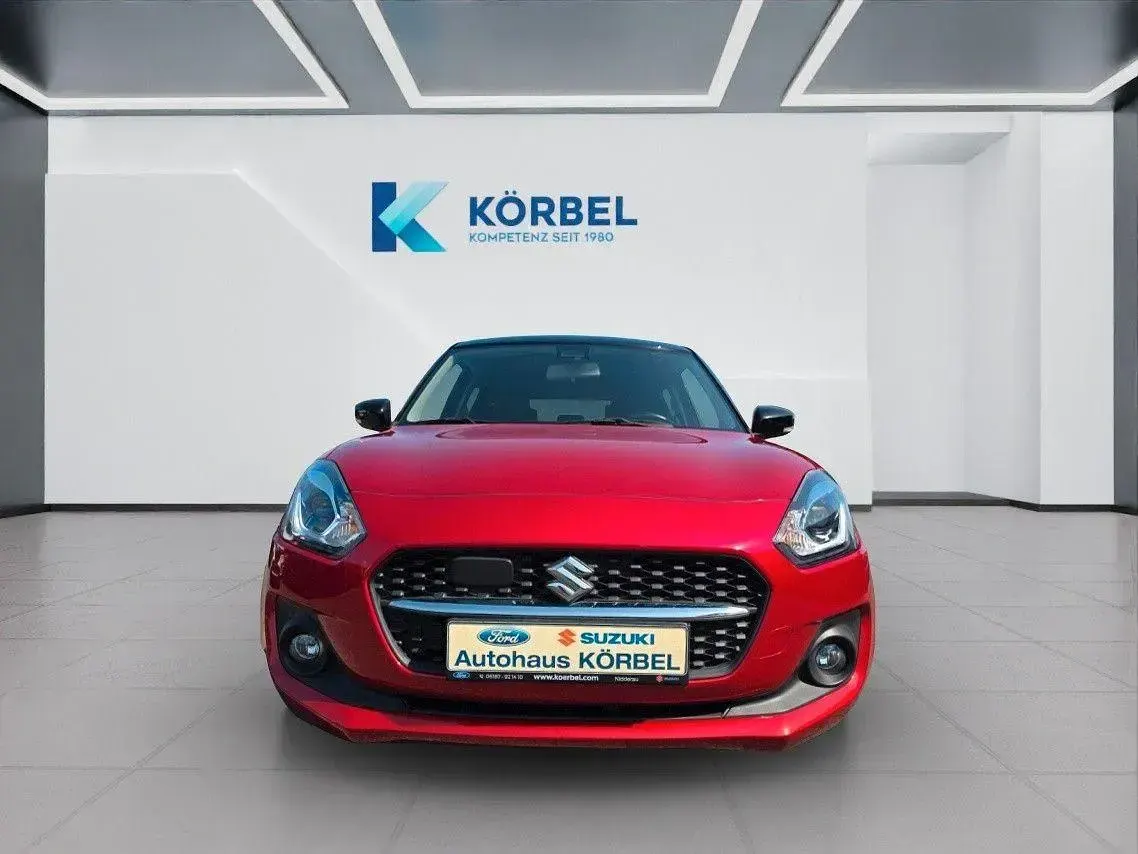 Gebraucht Suzuki Swift Comfort+ 83 PS (61 kW) 2021 Burning red / black Kleinwagen