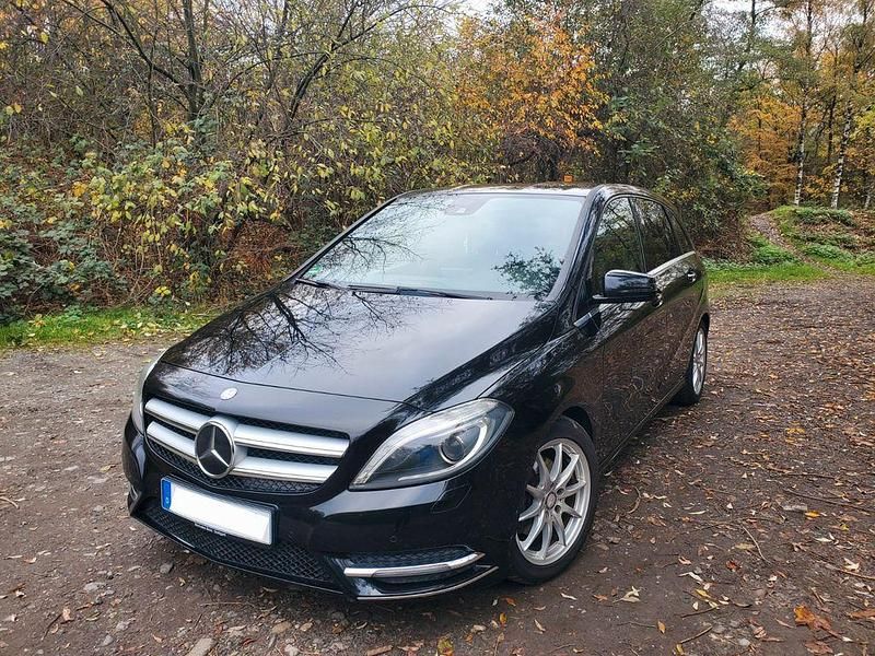 Schwarz Gebraucht 2013 Mercedes B180 Van / Kleinbus | 7.890 € (Guter Preis) - Bild 1/4