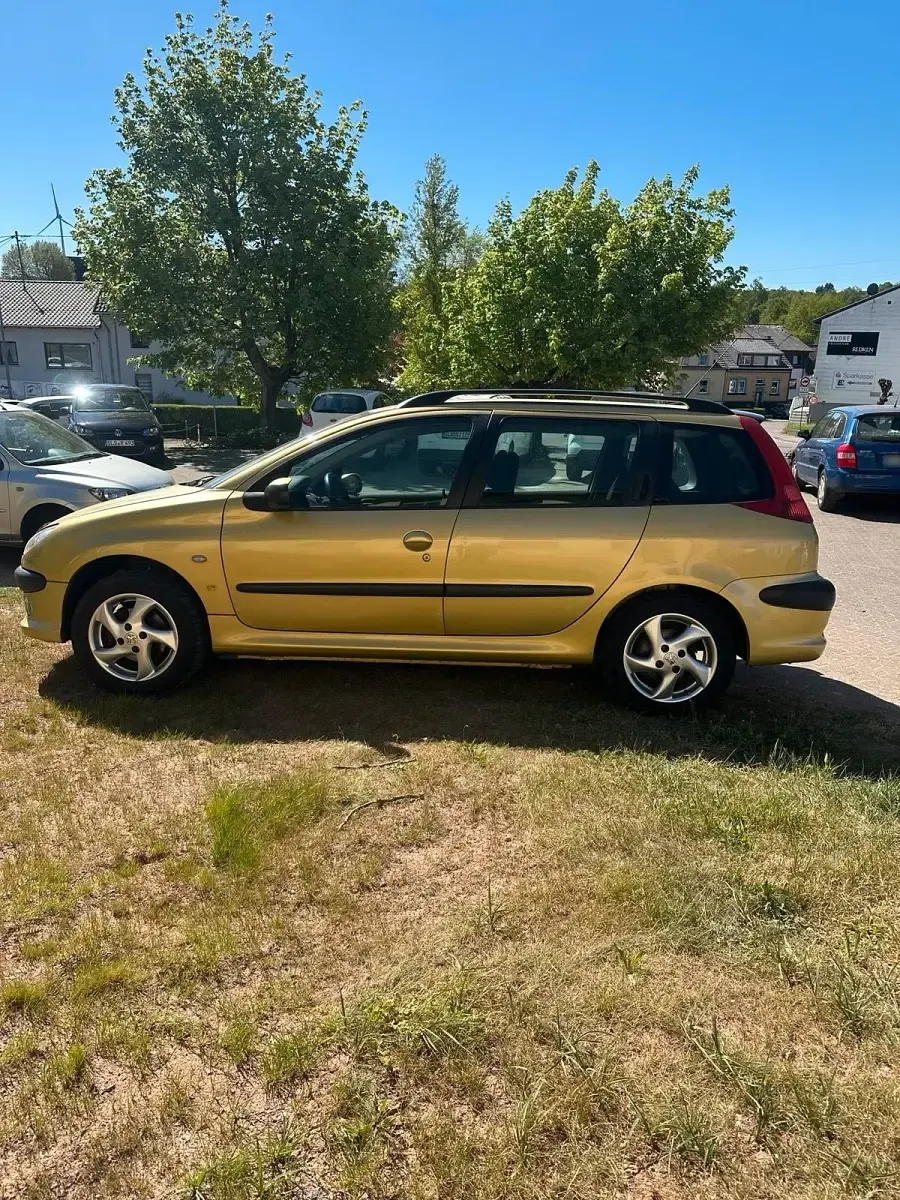 Gebraucht Peugeot 206 109 PS (80 kW) 2003 Gold Kombi