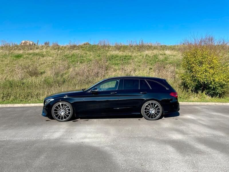 Schwarz Gebraucht 2017 Mercedes C300 AMG line Kombi | 27.500 € (Teuer) - Bild 1/4