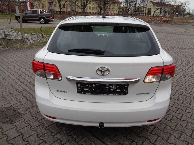 Gebraucht Toyota Avensis Life 147 PS (108 kW) 2013 Weiß Kombi