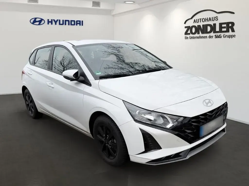 Gebraucht Hyundai i20 Select 101 PS (74 kW) 2025 Sol (weiss Kleinwagen