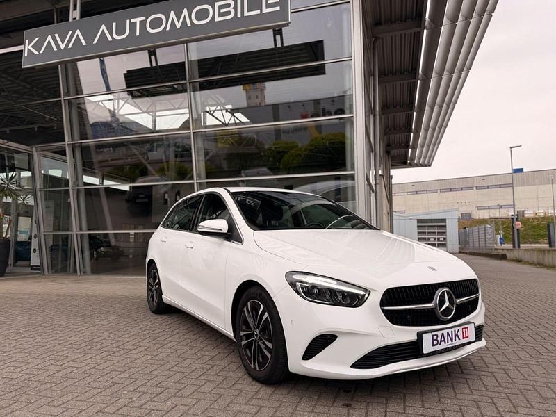 Gebraucht Mercedes B200 163 PS (119 kW) 2024 Weiß Van / Kleinbus