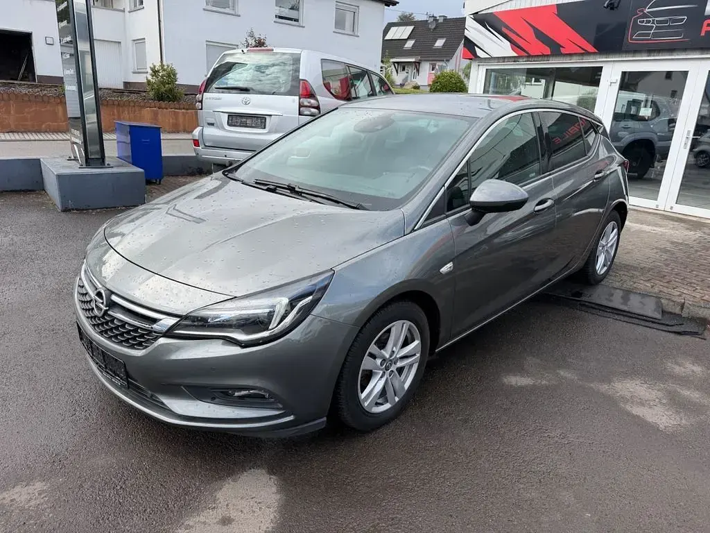 Używany Opel Astra Dynamic 125 KM (91 kW) 2017 Sedan/Limuzyna