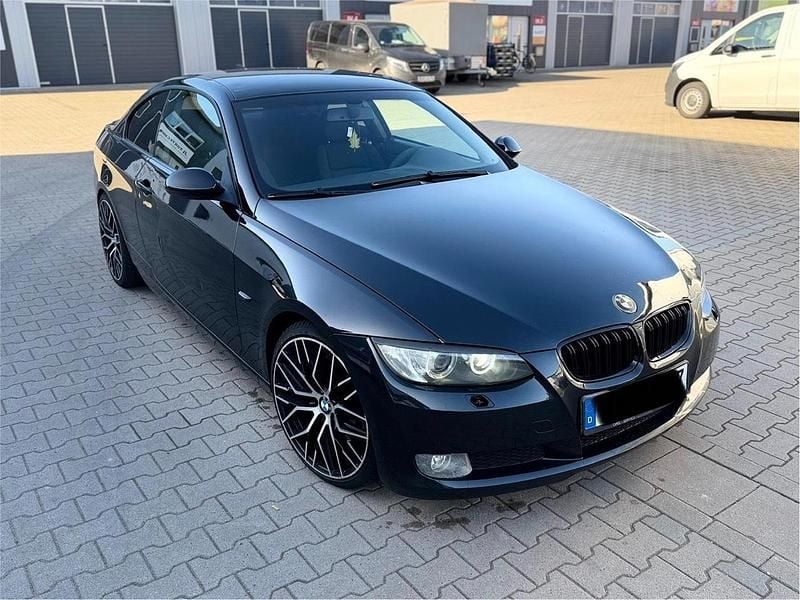 Gebraucht BMW 320 177 PS (130 kW) 2008 Schwarz Coupé