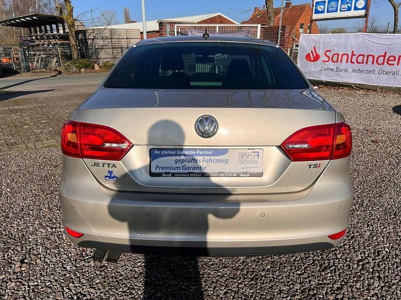 Second-hand VW Jetta 122 CP (89 kW) 2013 Bej Berlinǎ