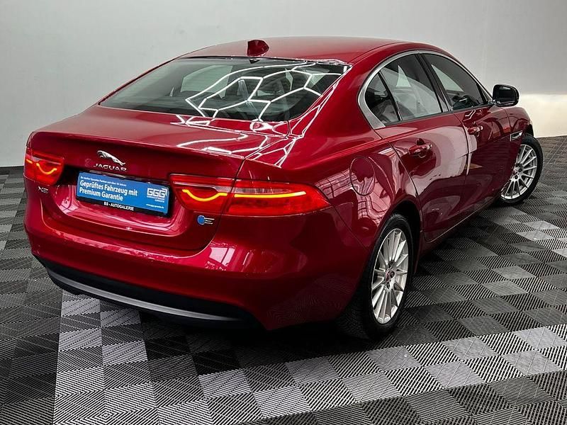 Gebraucht Jaguar XE Pure 163 PS (119 kW) 2018 Rot Limousine