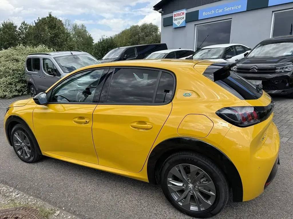 Gebraucht Peugeot e-208 Allure 100 kW (136 PS) 2022 Gelb faro Kleinwagen