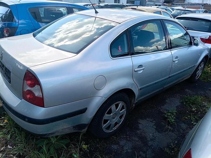 Usata VW Passat 115 CV (84 kW) 2000 Argento Berlina