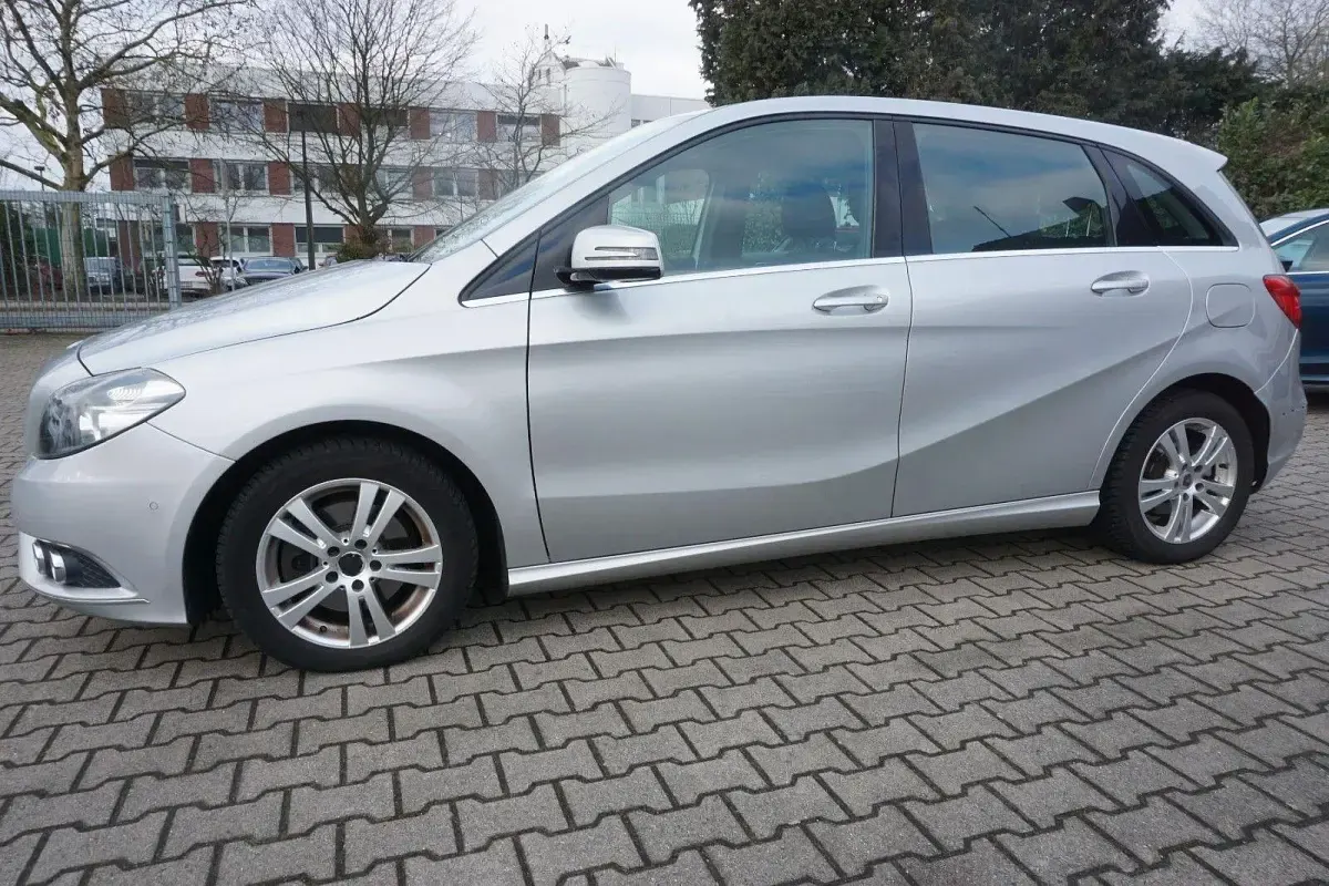 Gebraucht Mercedes B200 136 PS (100 kW) 2013 Silber Van / Kleinbus