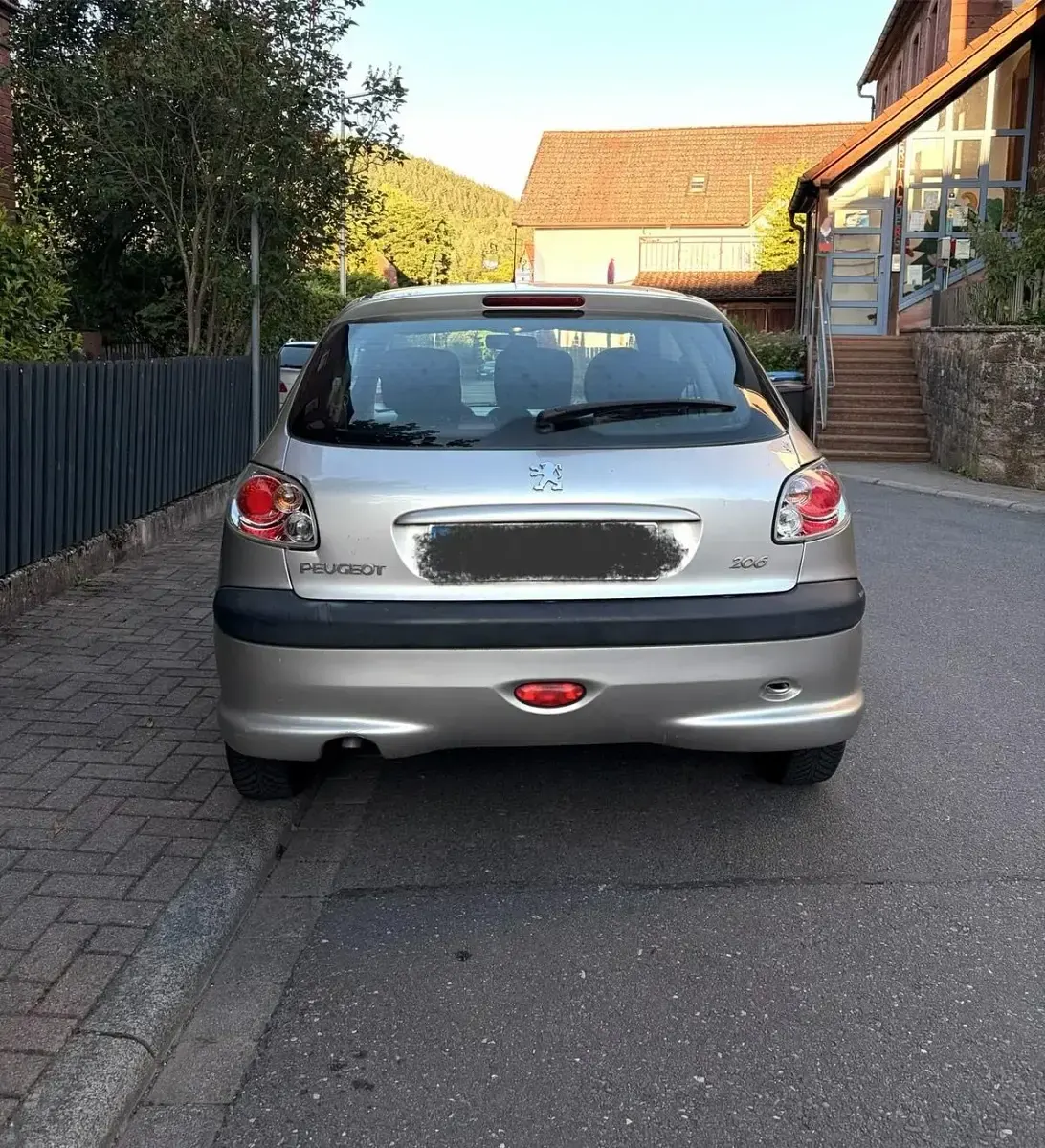 Gebraucht Peugeot 206 60 PS (44 kW) 2005 Silber Kleinwagen