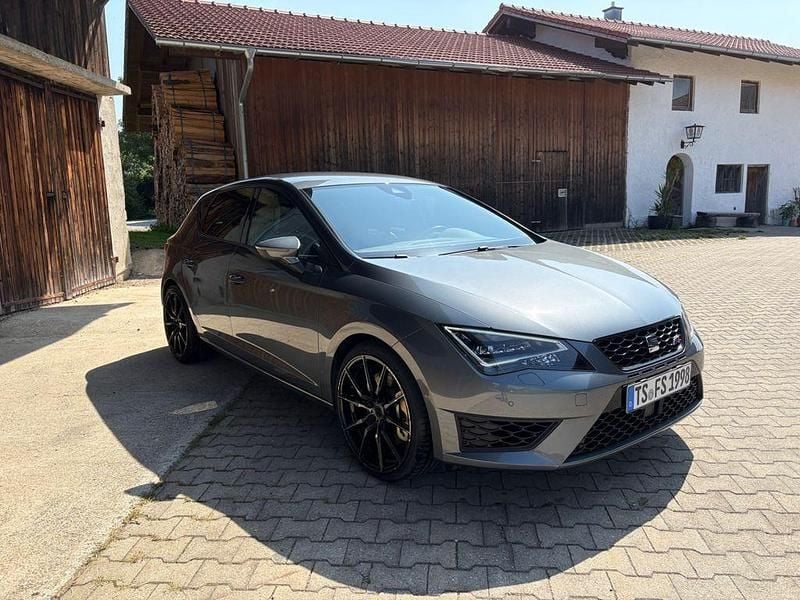 Grau Gebraucht 2016 Cupra Leon Limousine | 16.700 € (Fairer Preis) - Bild 1/4