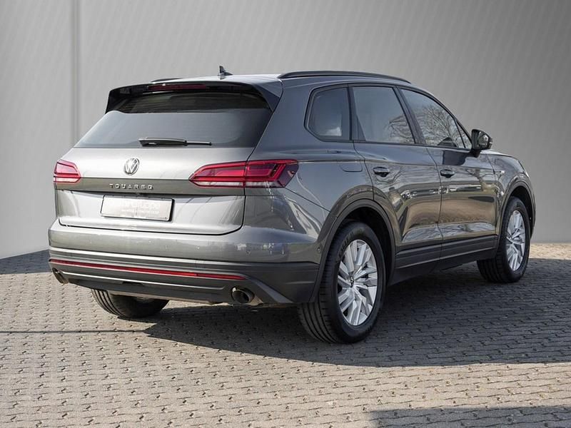 Gebraucht VW Touareg Basis 231 PS (169 kW) 2022 Grau SUV
