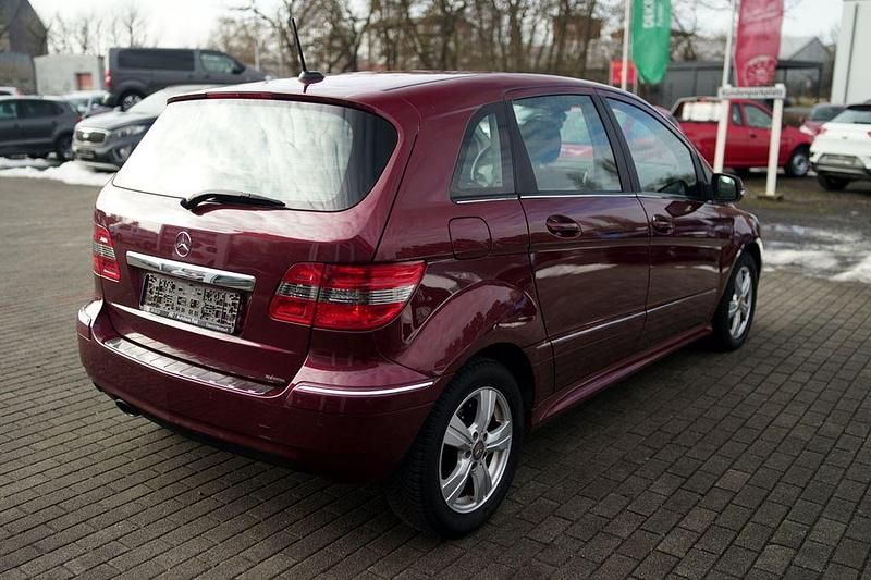 Gebraucht Mercedes B180 116 PS (85 kW) 2011 Rot Van / Kleinbus