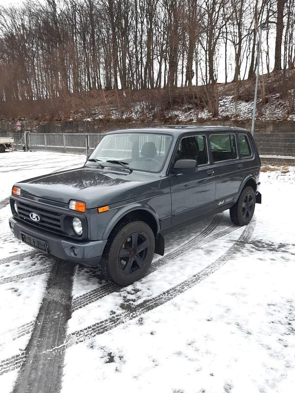 Grau Gebraucht 2019 Lada niva SUV | 10.499 € (Superpreis) - Bild 1/4