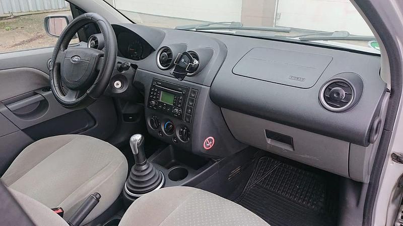 Gebraucht Ford Fiesta 69 PS (50 kW) 2002 Silber Limousine