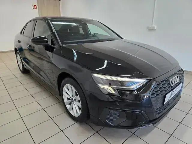 Gebraucht Audi A3 Basis 116 PS (85 kW) 2022 Schwarz Limousine