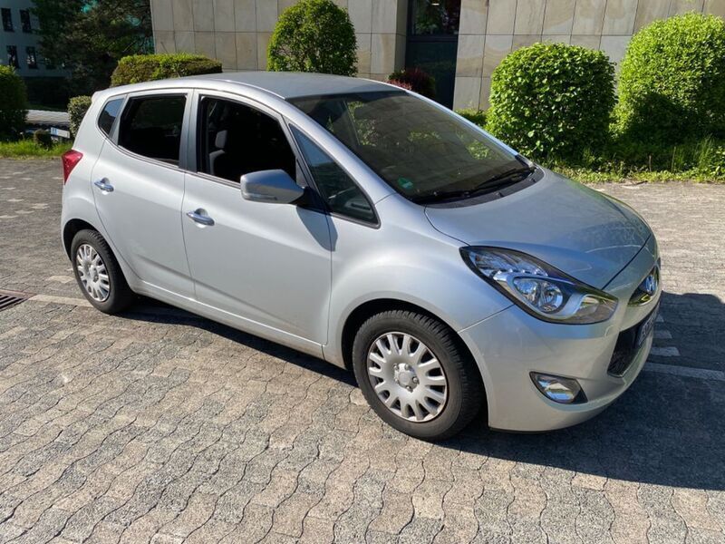 Grau Gebraucht 2011 Hyundai ix20 Comfort Van / Kleinbus | 9.400 € (Fairer Preis) - Bild 1/4