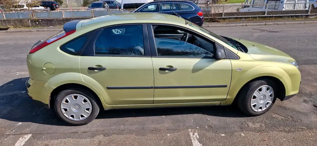 Brugt Ford Focus 101 HK (74 kW) 2006 Gul Sedan