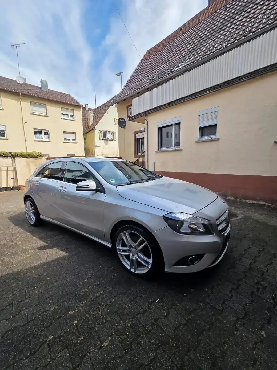 Gebraucht Mercedes A180 122 PS (89 kW) 2012 Silber Kleinwagen