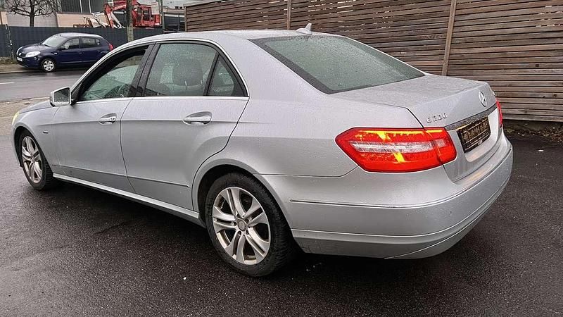 Gebraucht Mercedes E220 Avantgarde 170 PS (125 kW) 2011 Silber Limousine