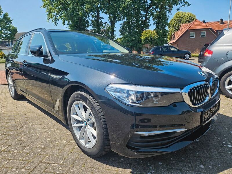 Black sapphire metallic Gebraucht 2019 BMW 520 Kombi | 24.490 € (Guter Preis) - Bild 1/4