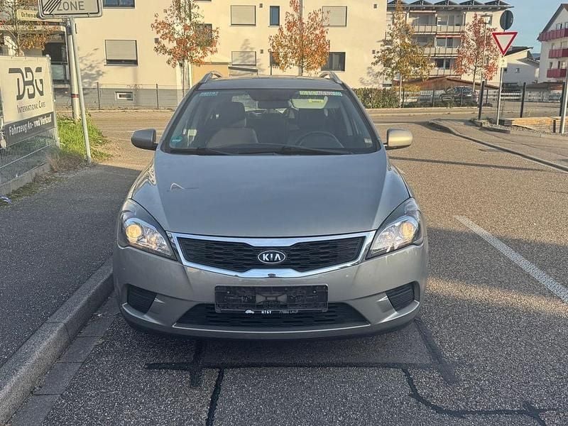 Silber Gebraucht 2012 Kia Ceed Sportswagon Vision Kombi | 2.990 € (Superpreis) - Bild 1/4