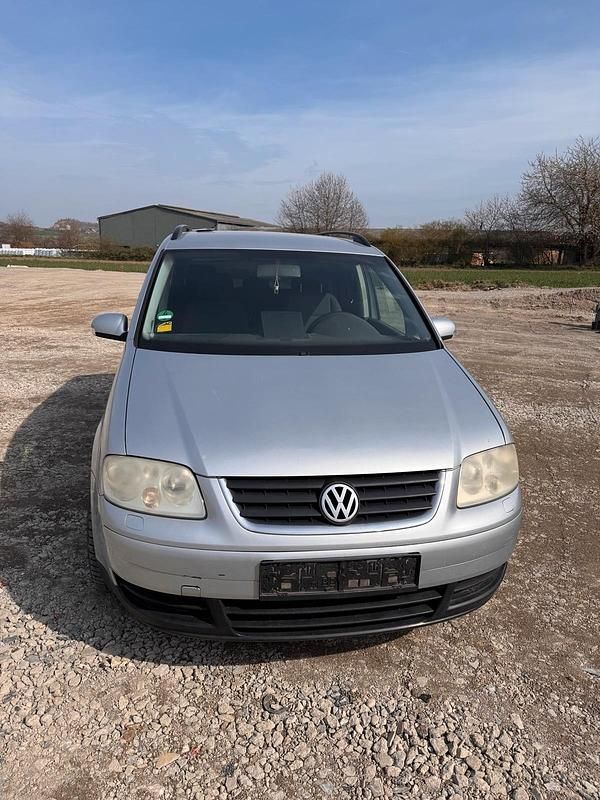 Gebraucht VW Touran 105 PS (77 kW) 2023 Silber Van / Kleinbus