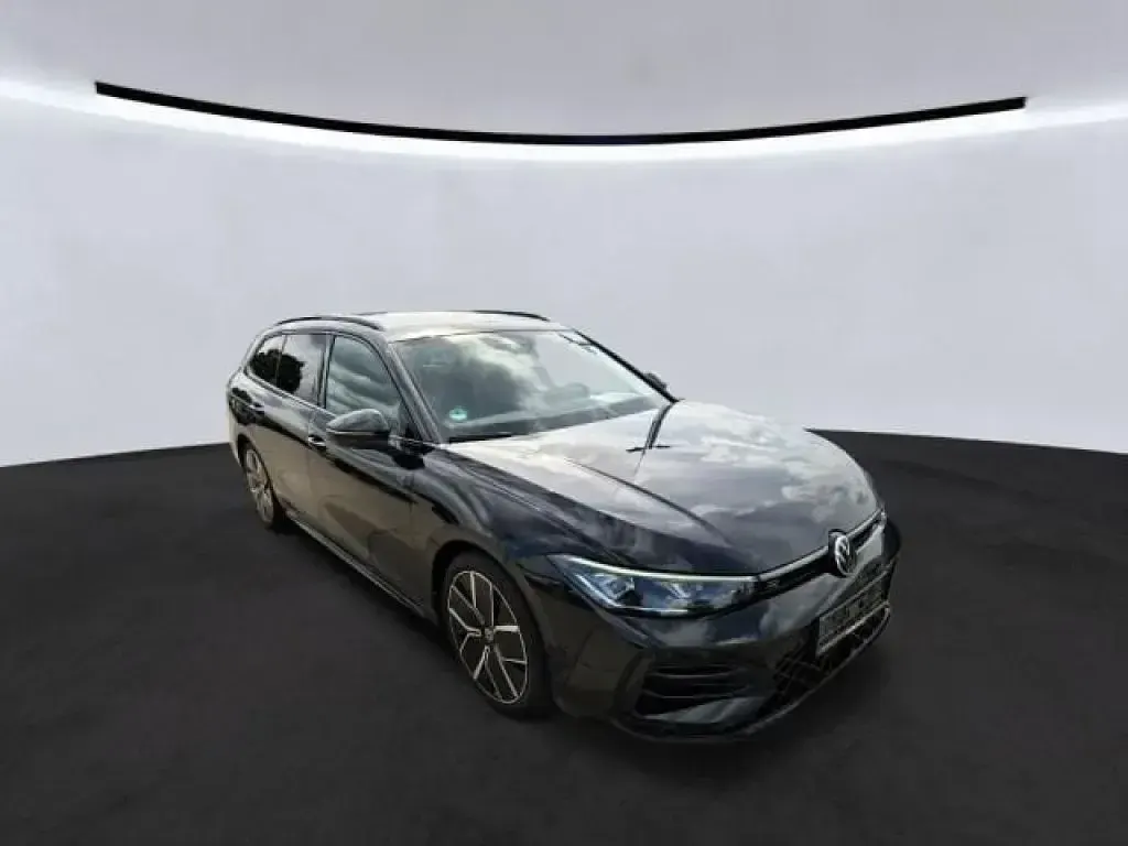 Gebraucht VW Passat R-line 150 PS (110 kW) 2024 Grenadillschwarz metallic Kombi