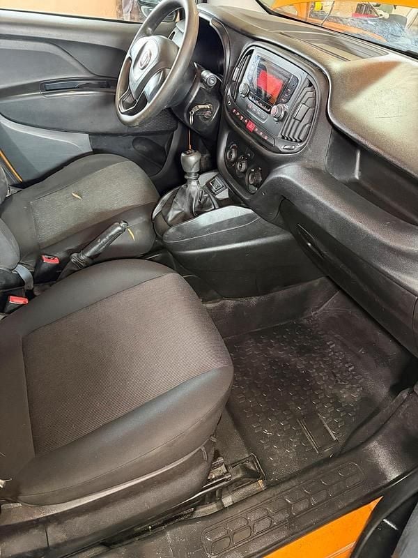 Gebraucht Fiat Doblò 120 PS (88 kW) 2018 Orange Van / Kleinbus