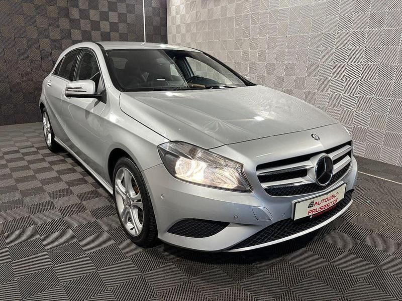 Silber Gebraucht 2014 Mercedes A180 Urban Limousine | 11.570 € (Guter Preis) - Bild 1/4