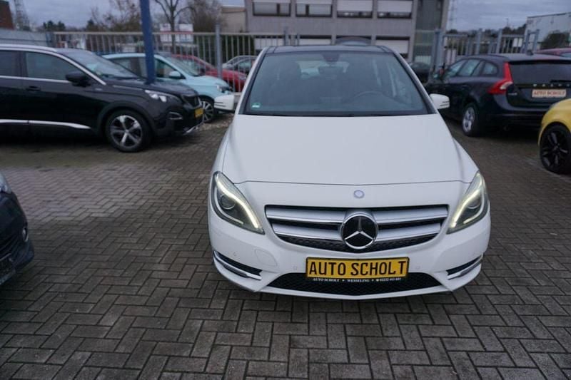 Weiß Gebraucht 2014 Mercedes B180 Van / Kleinbus | 11.980 € (Guter Preis) - Bild 1/4
