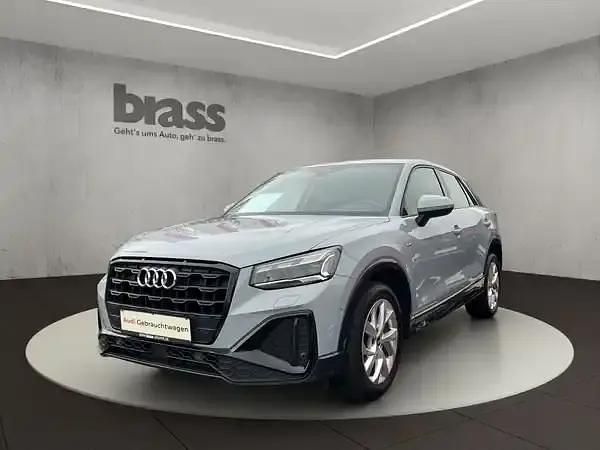 Pfeilgrau perleffekt Gebraucht 2021 Audi Q2 Comfort SUV | 23.800 € - Bild 1/4