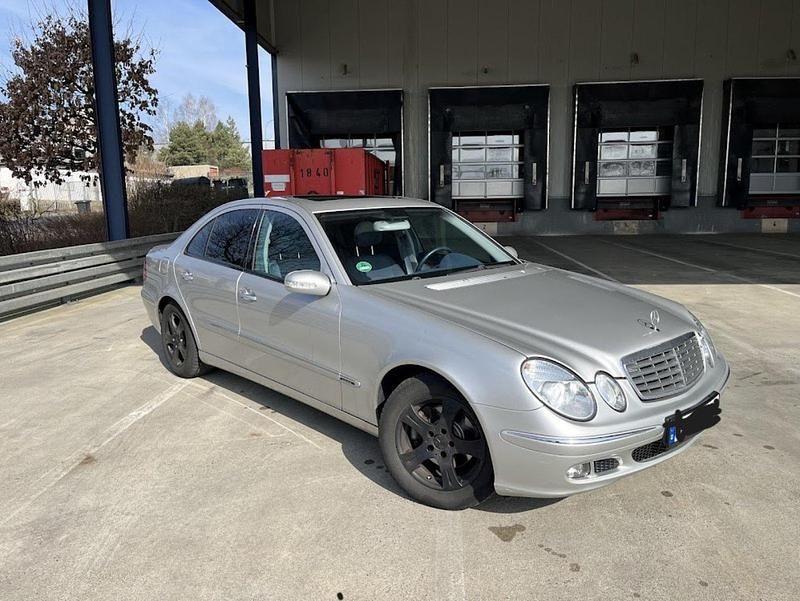 Silber Gebraucht 2004 Mercedes E220 Elegance Limousine | 9.990 € - Bild 1/4