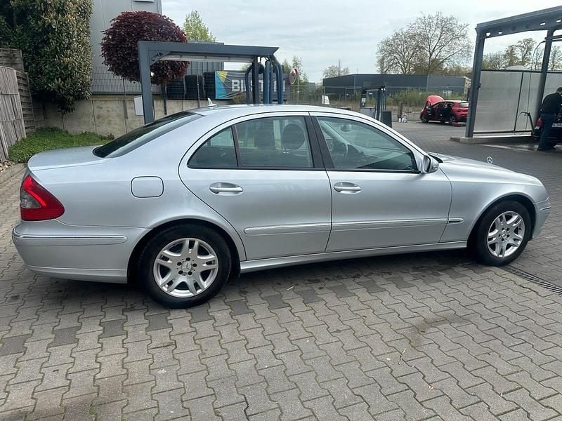 Second-hand Mercedes E200 184 CP (135 kW) 2006 Argintiu Berlinǎ