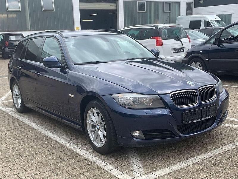 Tiefseeblau metallic Gebraucht 2011 BMW 320 Sport Line Kombi | 5.490 € (Fairer Preis) - Bild 1/4