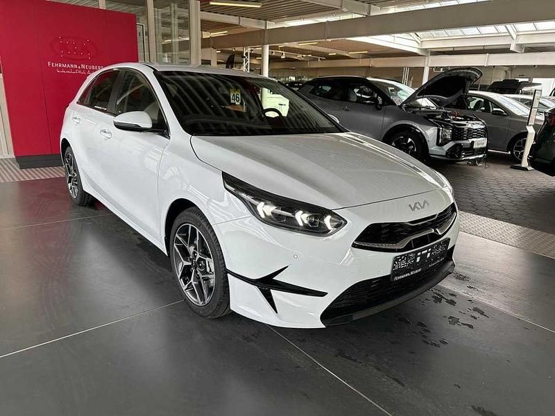 Neu Kia Ceed Style 140 PS (102 kW) 2025 Weiß Kleinwagen